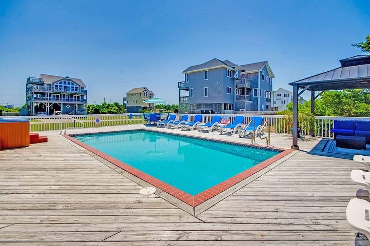 Vacation rental for 16 people, with yard and hot tub in Rodanthe