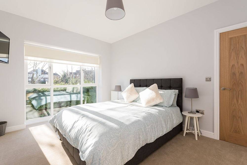 Brand New Large 4 Bedroom House Located in a Quiet Village with Hot Tub in Leeds, West Yorkshire