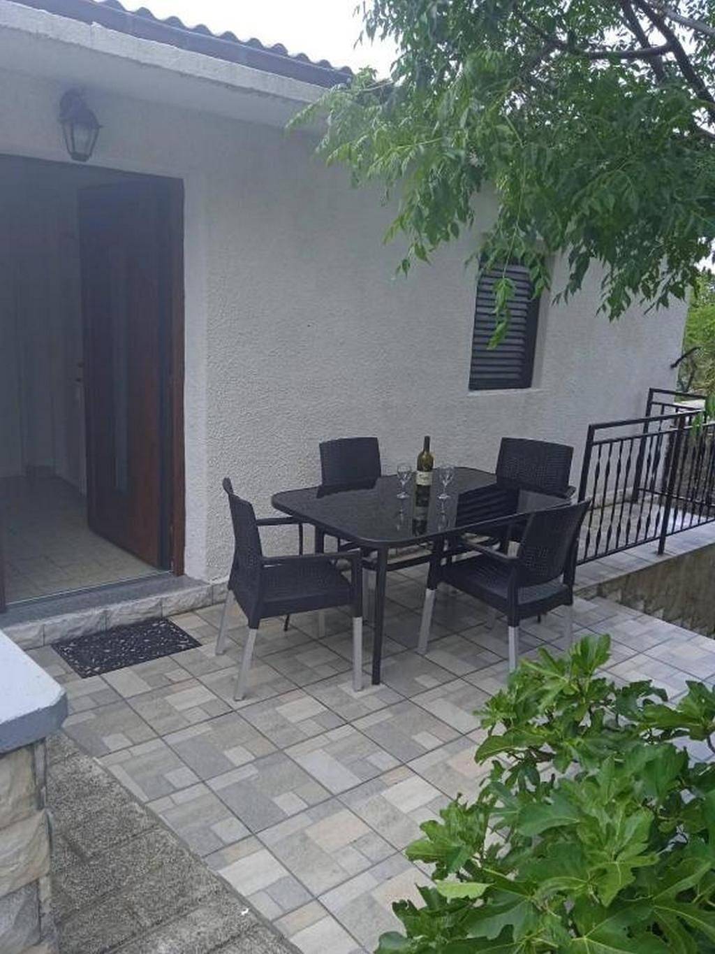 Ganze Wohnung, 1-Zimmer-Ferienwohnung mit Balkon und Meerblick Prizna, Senj A-27894-a in Cesarica, Naturpark Velebit