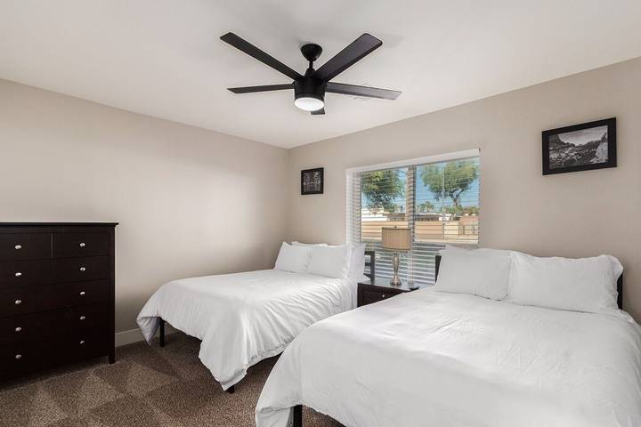 Vacation rental for 38 people, with yard and hot tub in Phoenix