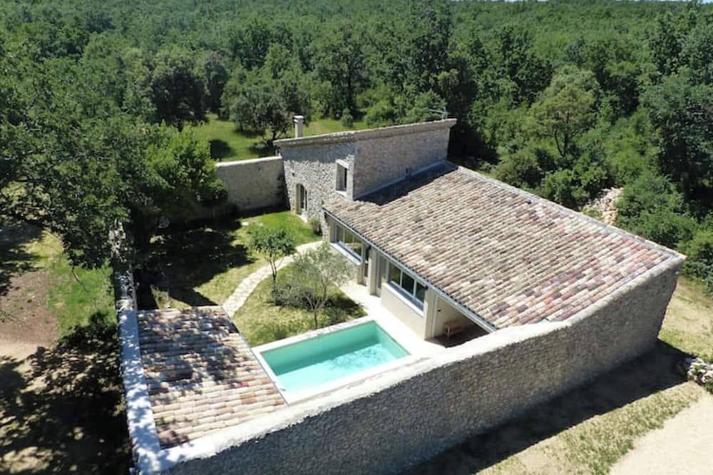 Havre de paix en pleine nature avec piscine et spa privatifs pour 6 personnes in Lussan, Région de Nîmes