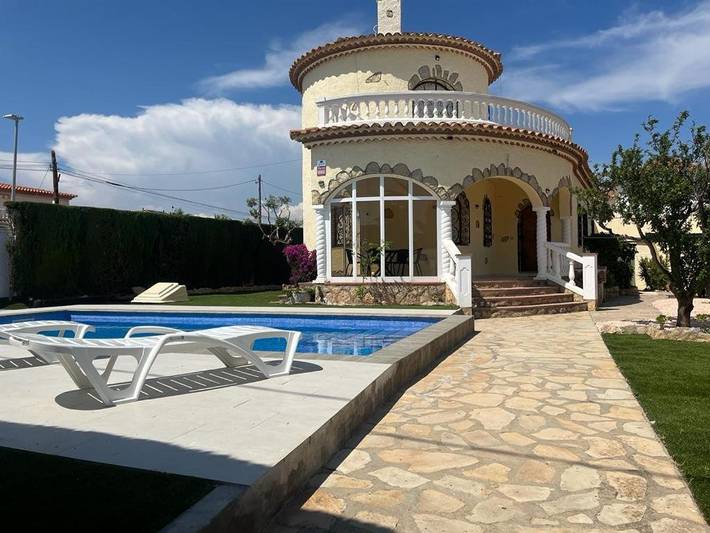 Villa für 6 Personen, mit Balkon und Terrasse sowie Garten und Pool