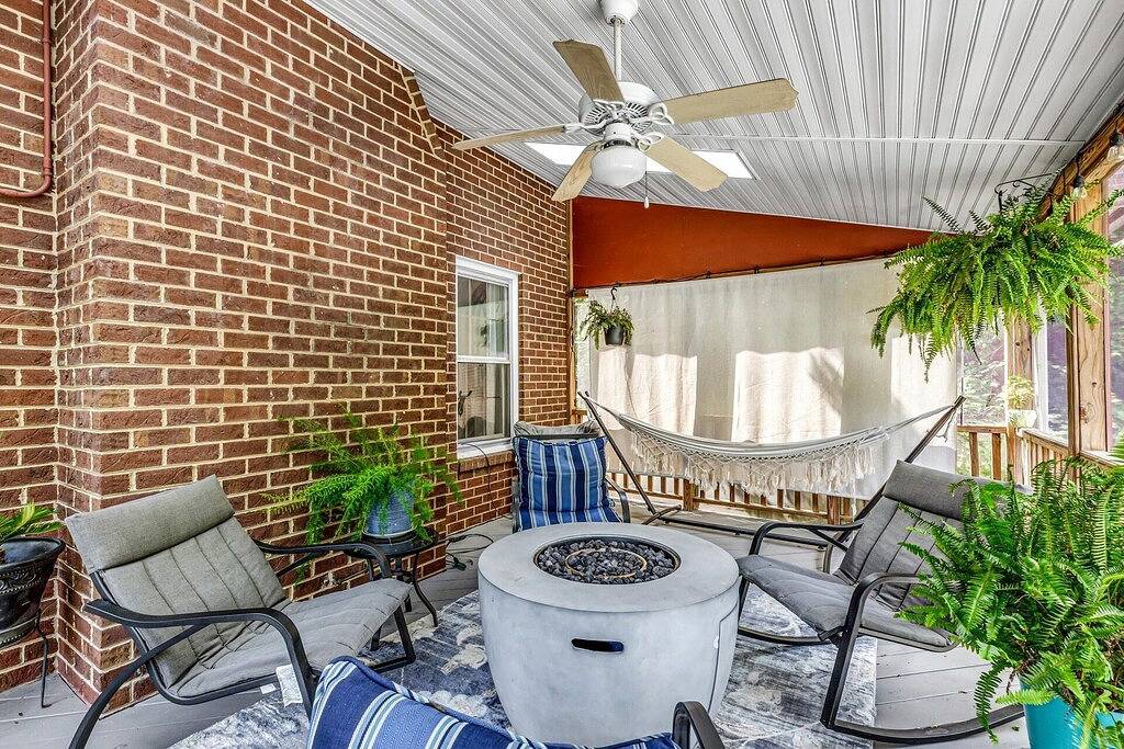 Relaxing Getaway w/ Salt Pool,Hottub,Fire Pit, Foosball. Private Luxury / Hpu in High Point, Guilford County