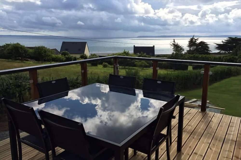 Construction En Bois Avec Vue Sur La Baie De Douarnenez in Telgruc-sur-Mer, Iroise