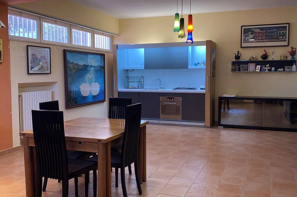 B&B La Rosa: large apartment with modern kitchen (sleeps 3) in Salerno, Tyrrhenische Küste Kampanien