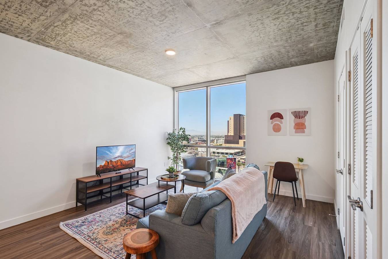 Entire apartment, Cozysuites Adeline 1Br - valet parking gym pool in Phoenix, Maricopa County