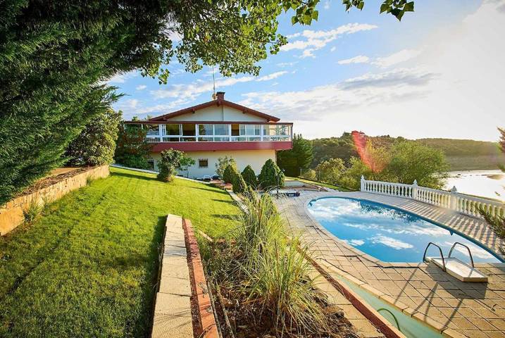 Casa rural para 8 personas, con Terraza y Jardín además de Piscina y Vistas en Tierra del Pan