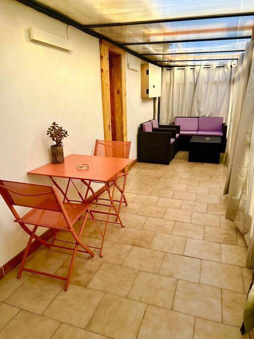 Gîte pour 4 personnes, avec terrasse et vue à Aujac - 4