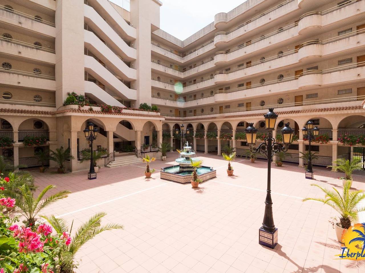 Apartamento vacacional entero, Bonito apartamento 4 pax, con piscina cerca de la plaza Europa de Salou. in Salou, Costa Dorada