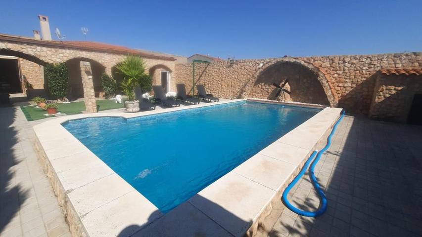 Ferienhaus für 8 Personen, mit Ausblick und Garten sowie Pool - 1