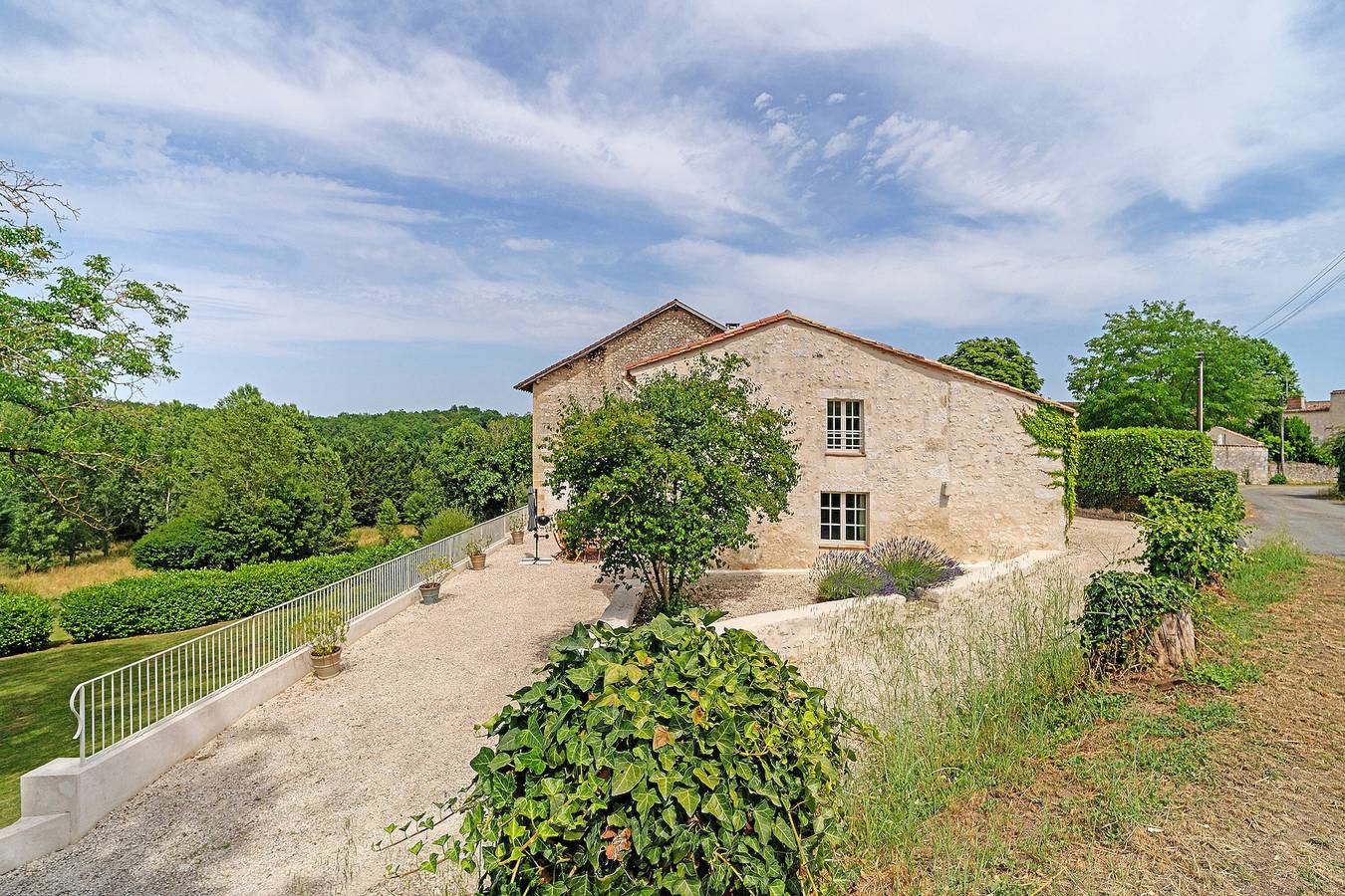 Casa de campo « Dependencia Château De La Beauze » con piscina privada, terraza y Wi-Fi in Les Lèves-et-Thoumeyragues, Región de Libourne