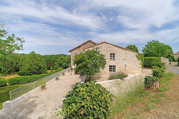 Casa di campagna “Dependance Château De La Beauze” con piscina privata, terrazza e Wi-Fi in Les Lèves-et-Thoumeyragues, Libourne e dintorni