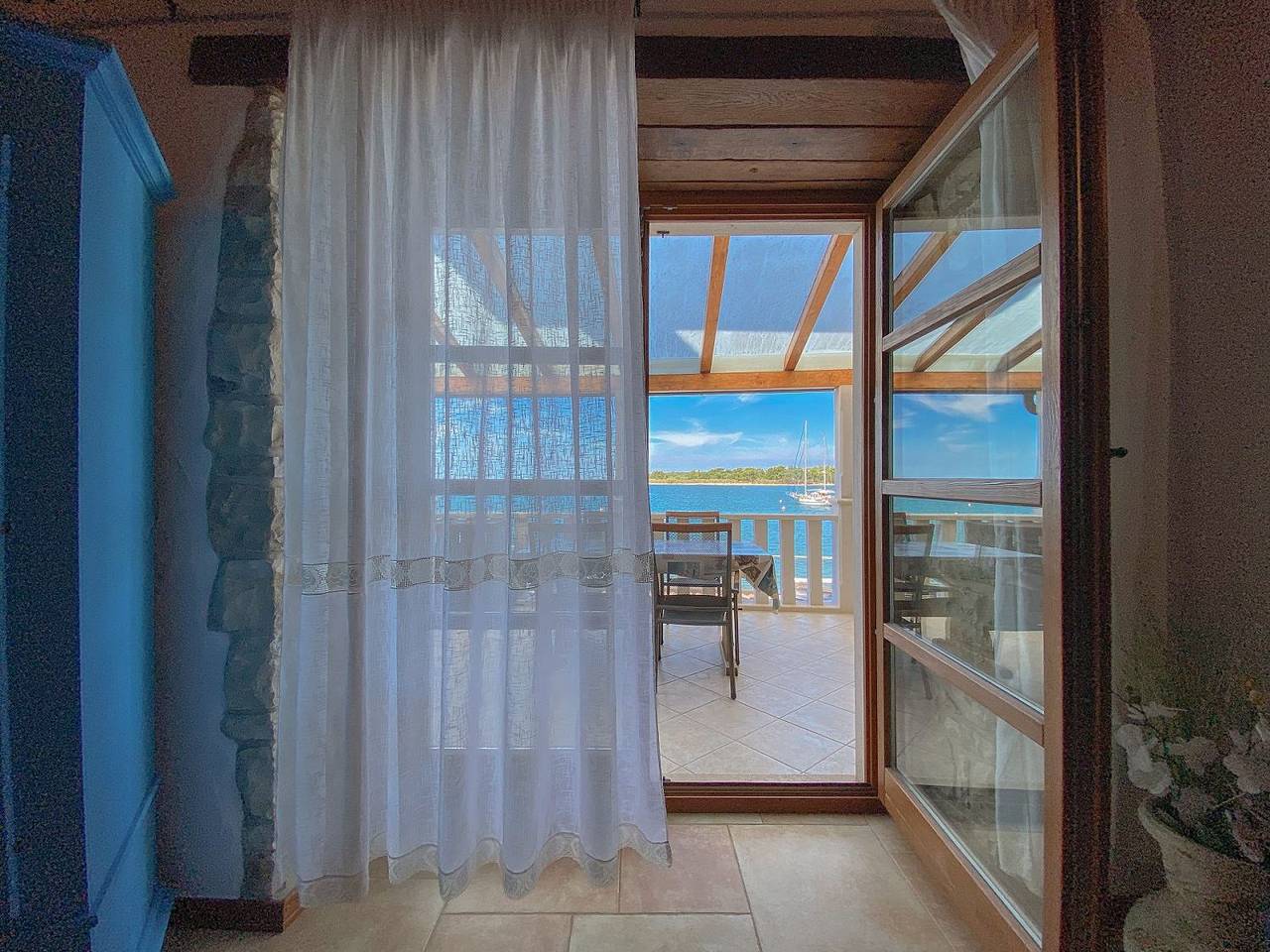 Ganze Wohnung, Atemberaubender Meerblick und nur 30 Meter zum Strand in Novigrad, Umag und Umgebung