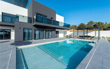 Ferienhaus für 8 Personen, mit Pool und Terrasse sowie Sauna in Novalja