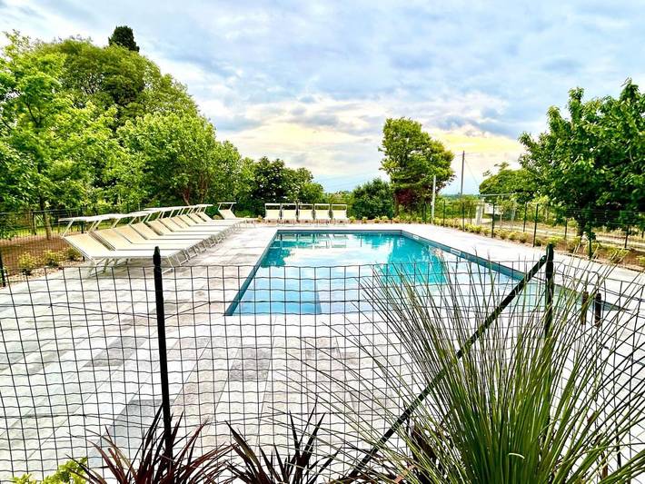 Agriturismo per 9 persone, con giardino e piscina nonché panorama, con animali domestici a Sona