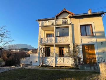 Gîte pour 6 personnes, avec terrasse et vue, adapté aux familles à Châteauvieux (Hautes-Alpes)