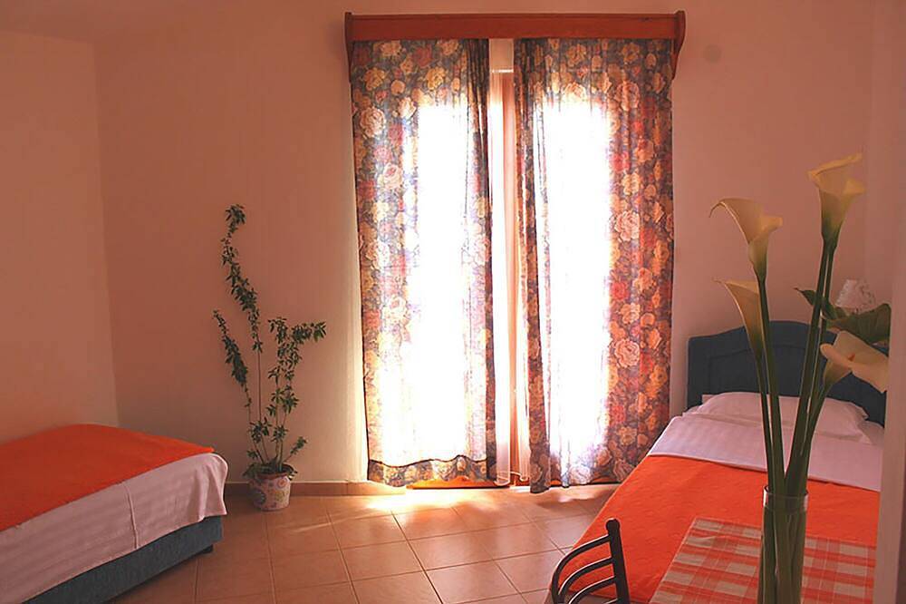 Ganze Wohnung, Comfort 2-bedroom apartment with balcony /partly sea view/ ,lovely Sveti Stefan in Sveti Stefan, Opština Budva