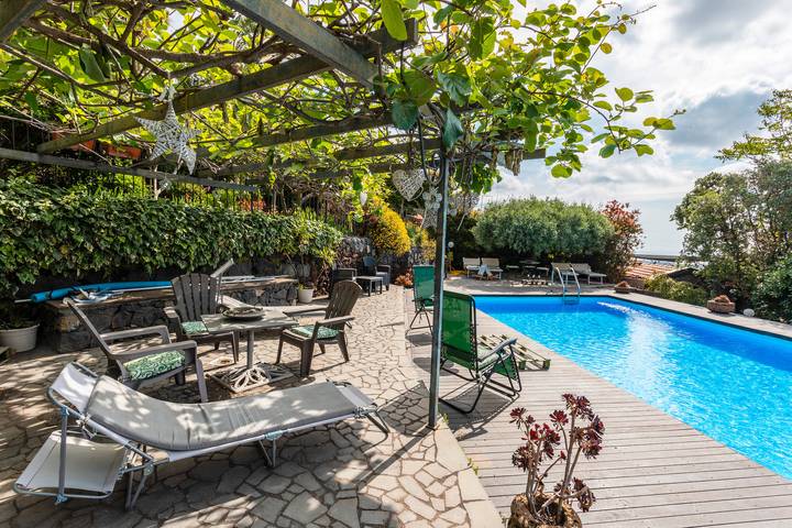 Casa vacanza per 7 persone, con idromassaggio e giardino sull' Etna