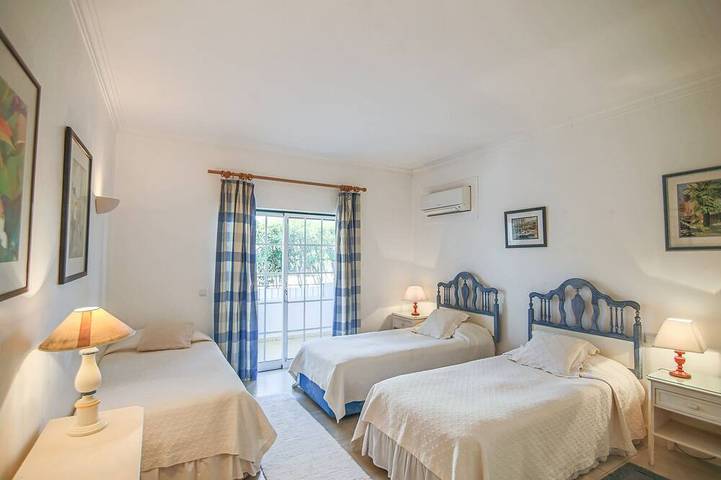 Geräumige 4 Schlafzimmer Villa in ruhiger Lage mit Meerblick in Vale do Lobo, Almancil