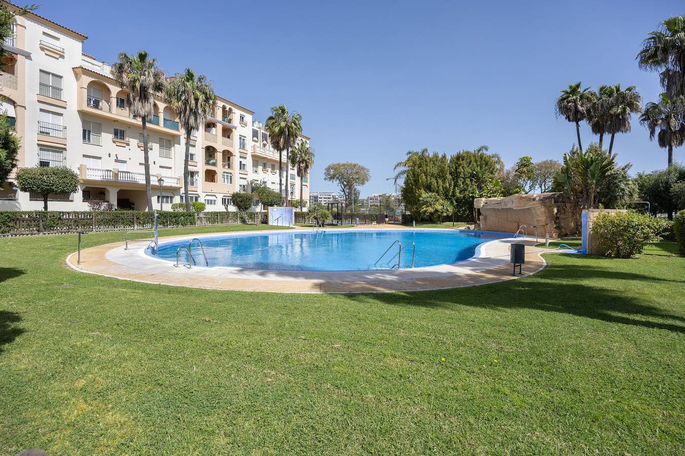 Apartamento entero, Apartamento 'Apartamento Los Jardines' con piscina compartida, Wi-Fi y aire acondicionado. in El Puerto de Santa María, Costa de la Luz