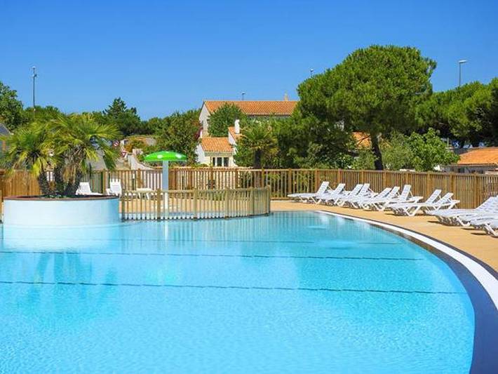 Camping pour 4 personnes, avec bassin pour enfant