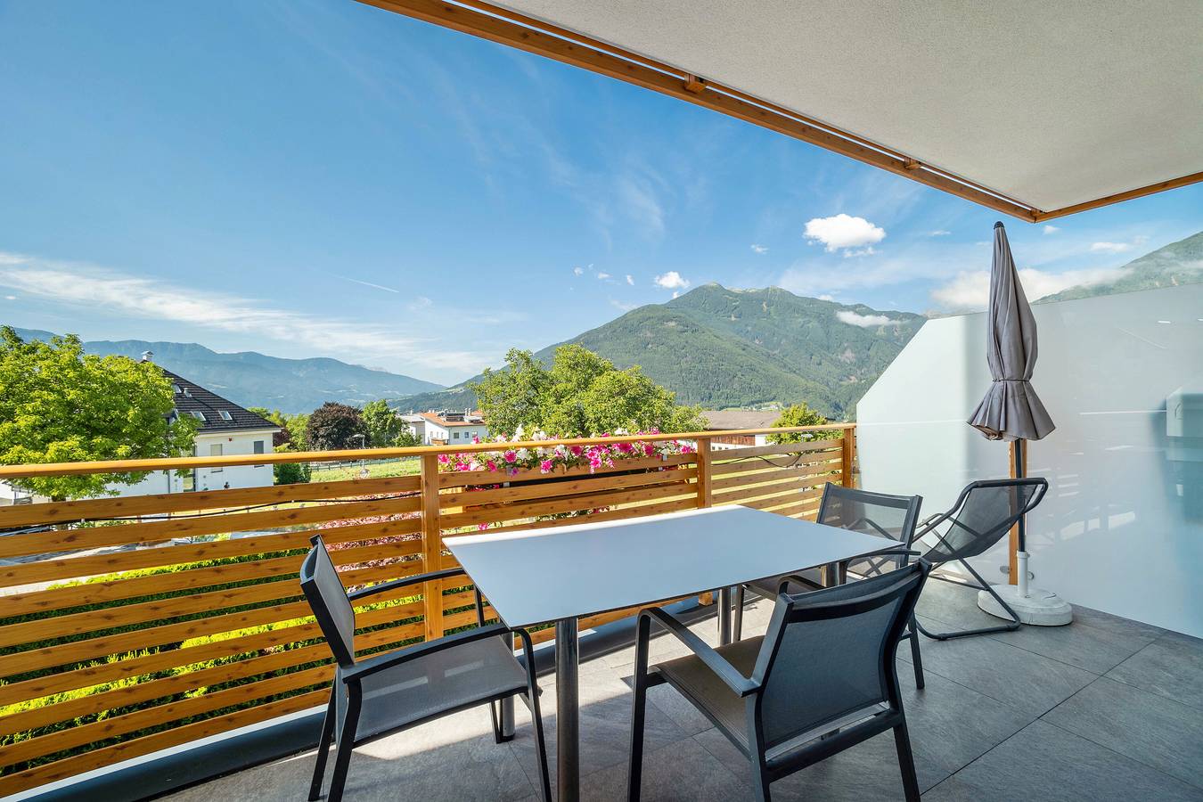 Appartamento intero, Appartamento 'Edelweiß' con vista sulle montagne, giardino in comune e Wi-Fi in Raas, Naz-Sciaves