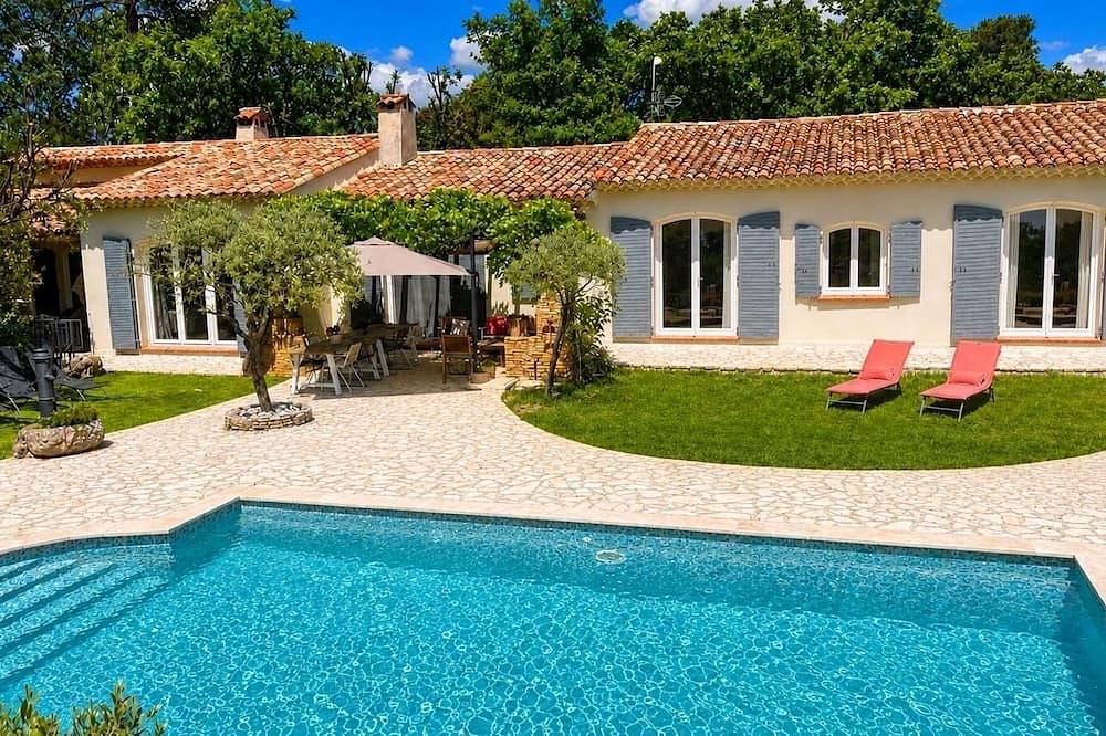 Large Provençal-style family home with swimming pool in a quiet location in Saint-Maximin-la-Sainte-Baume, Brignoles region