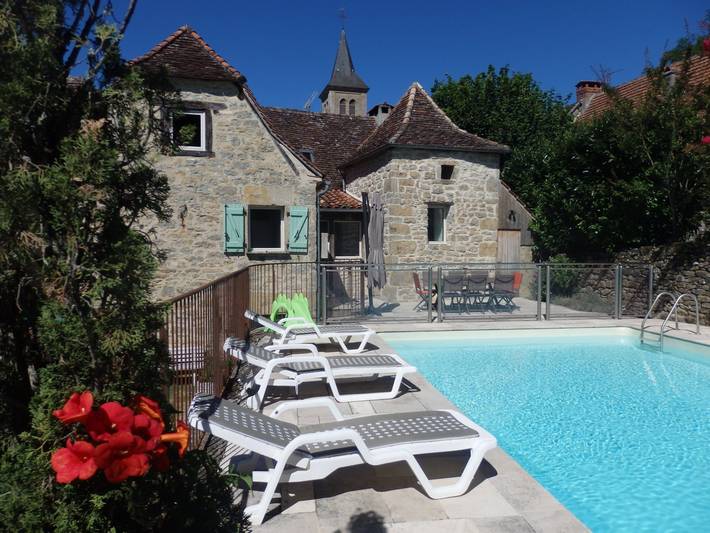 Gîte pour 6 personnes, avec terrasse ainsi que piscine et jardin