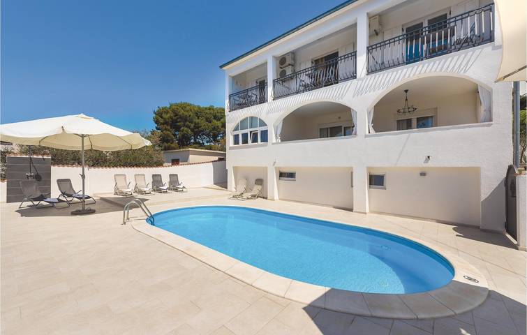 Ferienhaus für 16 Personen, mit Terrasse in Primosten