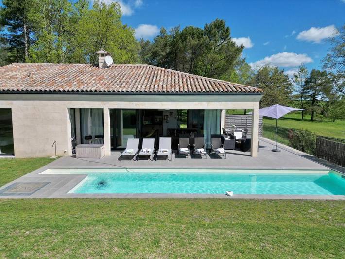 Location de vacances pour 6 personnes, avec jardin ainsi que vue et piscine dans Domaine Golfique Du Grand St Emilionnais
