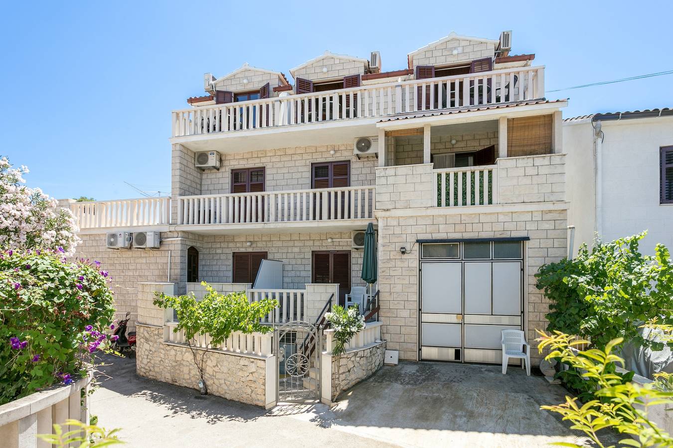 Ganze Wohnung, 2-Zimmer-Ferienwohnung mit Terrasse Supetar, Brac A-5670-d in Supetar, Brac