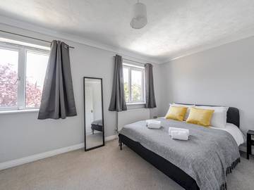 Glamping for 5 People in Chessington World of Adventures, Surrey, Photo 4