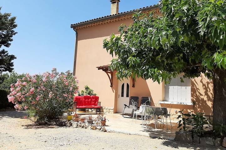 Gîte pour 2 personnes, avec terrasse et jardin, animaux acceptés à Mormoiron