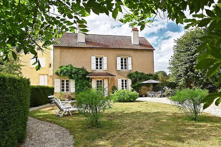 Location de vacances pour 8 personnes, avec jardin à Commarin