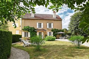 Gîte pour 8 personnes, avec jardin à Commarin