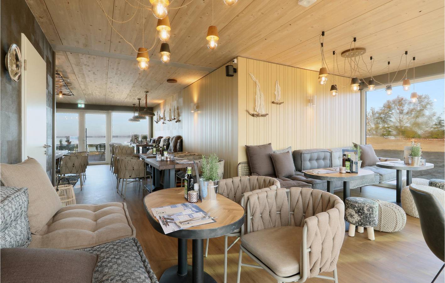 Charming Retreat with Parking, Terrace & WiFi in Marissa Ferienpark, Lembruch