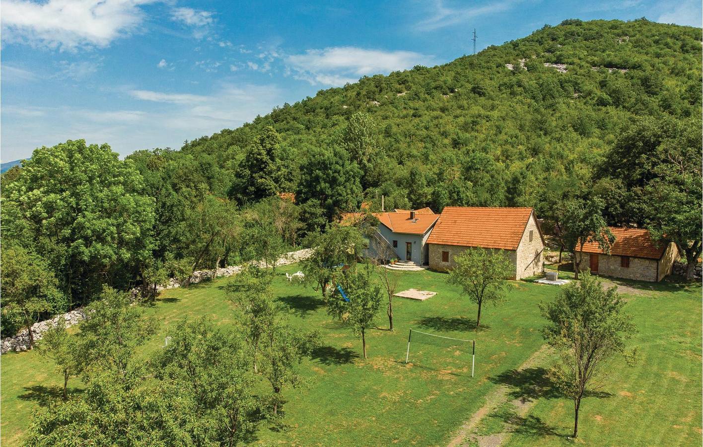 Gemütliche 1-Zimmer-Wohnung mit WLAN, Parkplatz und Terrasse in Gračac, Zadar