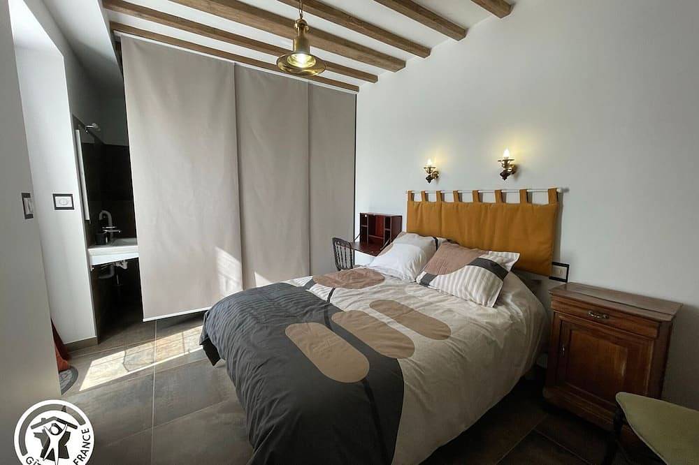 Casa de campo con piscina climatizada, cerca de la playa y equipada para familias. in Challans, Valle del Loira