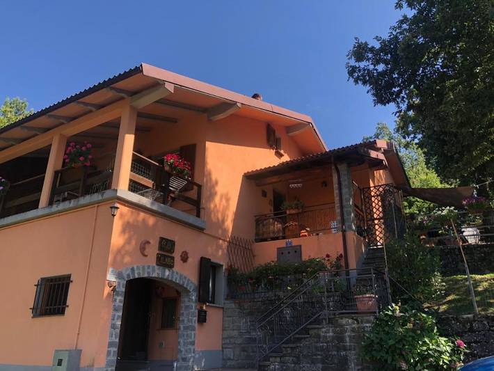 Location de vacances pour 4 personnes, avec Terrasse ainsi que Jardin et Vue à Riolunato