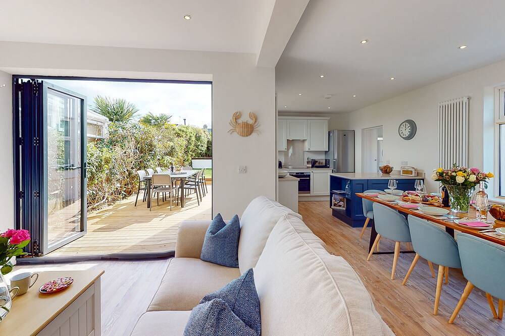 Beautifully refurbished holiday home in the centre of Abersoch with parking. in Abersoch, Gwynedd