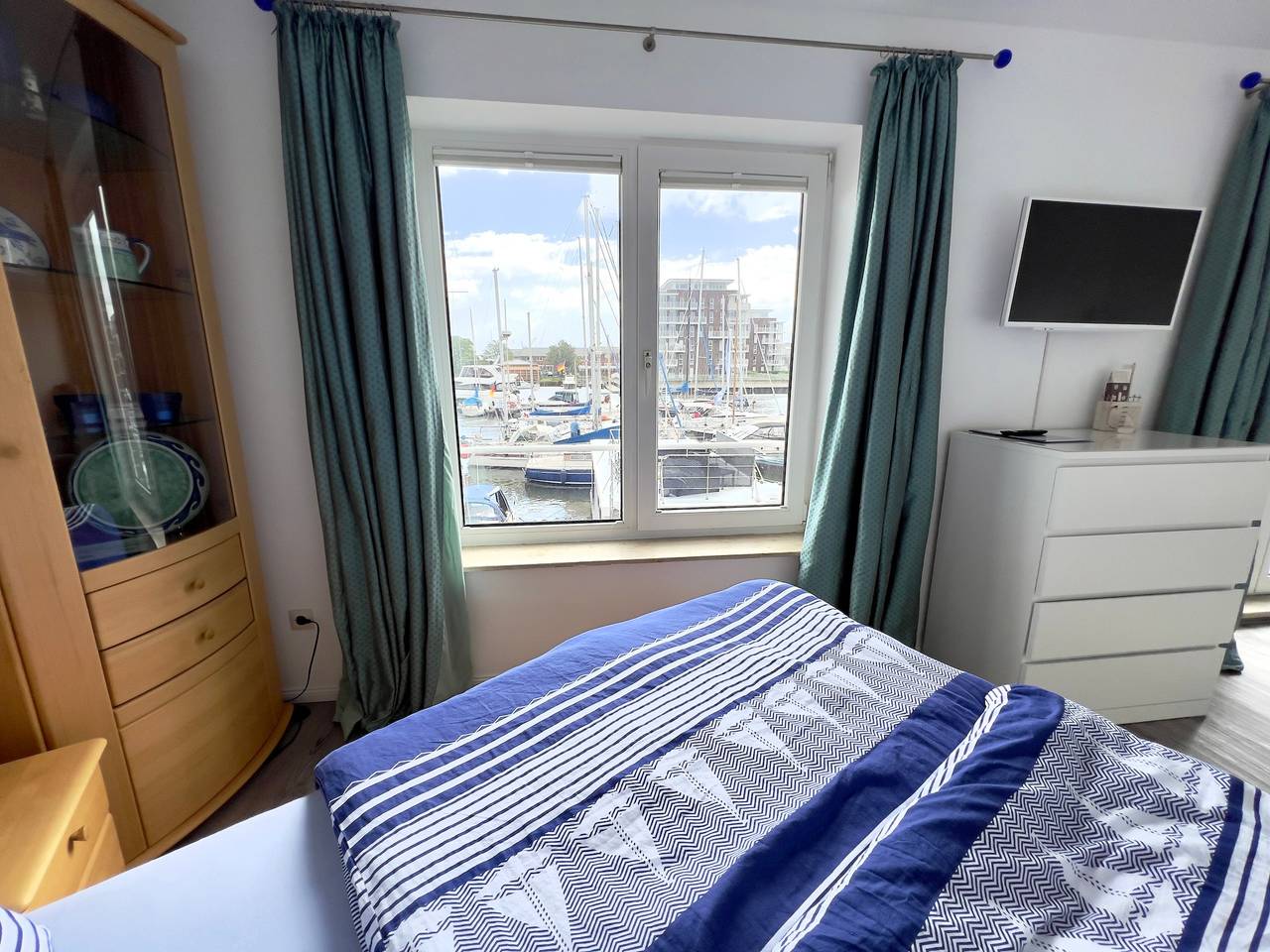 Ganze Wohnung, Fewo direkt in der City Marina /Yachthafen mit traumhaftem Blick auch mit Hund in Hafen Cuxhaven, Cuxhaven