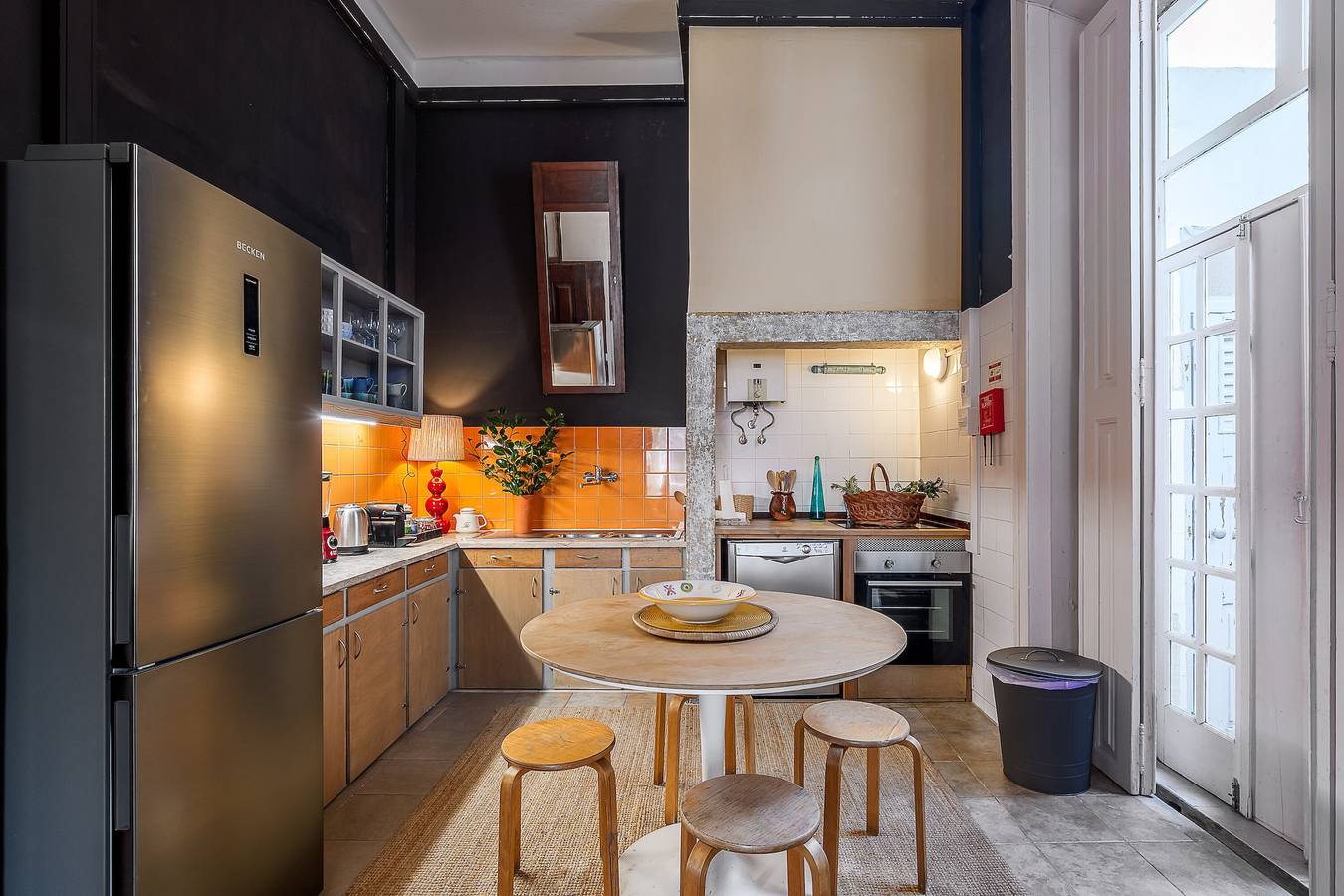 Entire apartment, Apartment 'Victorian Beach House Luisa Todi' with Balcony and Wi-Fi in Setúbal, Setúbal Peninsula