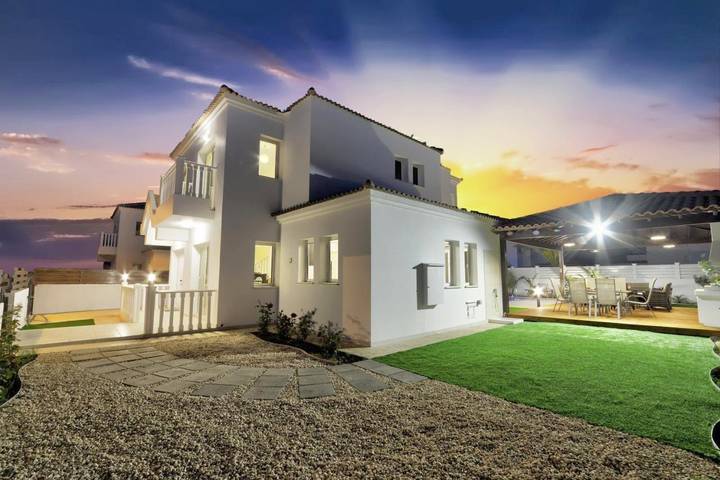 Ferienhaus für 10 Personen, mit Balkon und Whirlpool sowie Terrasse und Garten in Ayia Napa - 4