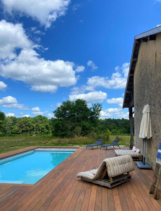 Gîte pour 12 personnes, avec vue ainsi que piscine et terrasse à Landiras