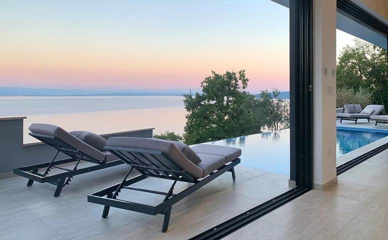 Villa pour 4 personnes, avec piscine et sauna ainsi que jardin et jacuzzi à Lovran