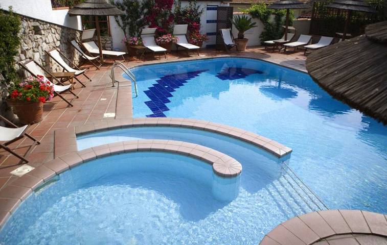 Hotel für 4 Personen, mit Balkon und Terrasse sowie Whirlpool und Garten in Sant'Andrea