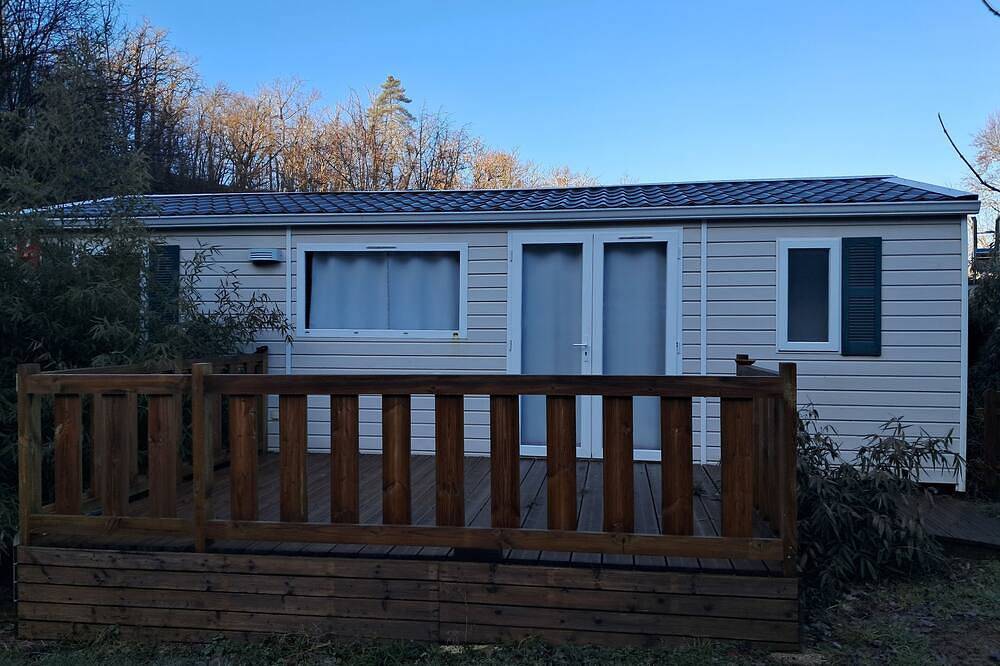 Mobil home dans un camping familiale bord de rivière, de sentiers de randonnées in Chazelles-sur-Lyon, Montbrison