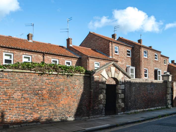 Cottage for 2 people, with yard in York