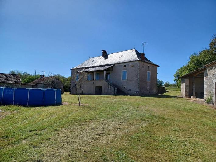 Gîte pour 6 personnes, avec terrasse et piscine ainsi que vue et jardin à Crégols