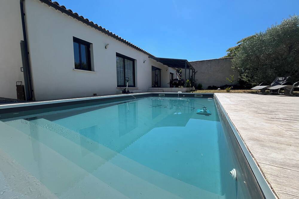 Spacious villa with pool in Entraigues-sur-la-Sorgue, Vaucluse